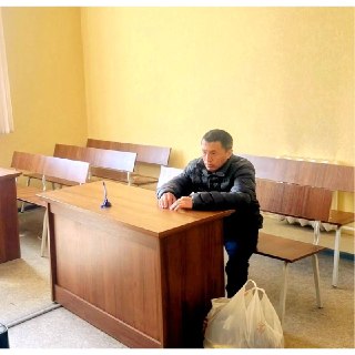 В Екатеринбурге мужчина подбежал к губернатору Денису Паслеру на первомайском митинге, его задержали и передали полиции, рассказали в пресс-службе администрации региона.