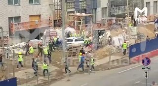 Массовая драка на стройке в московском Митине — рабочие толпой бьют коллег ногами, арматурой и кирпичами. Здесь с прошлого года строят школу — жители района жалуются на постоянные беспорядки и частые разборки.❗ Не грузятся фото и видео? Читайте нас в MAX.