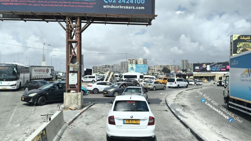 الاحتلال يفرض تضييقات تسبب أزمة مرورية بقلنديا