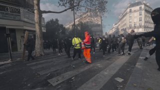 🇫🇷 The streets of Paris become a battlefield again.