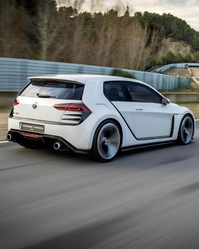 Volkswagen демонстрирует трио старых концепт-каров Golf: W-12, концепт-кар Design и родстер. Все они 5
