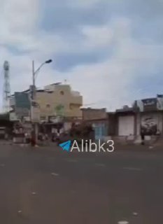 שיירות של כוחות תימנים בתוך העיר מוח'ה לאחר שהשתלטו באופן מוחלט על העיר.