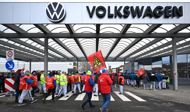 Сотрудники девяти заводов Volkswagen начали забастовку
