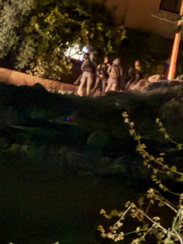 כוחות הכיבוש פשטו על בית במהלך הפשיטה על העיר טובאס