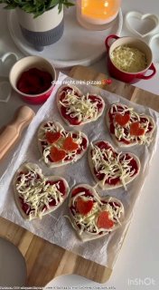 На выходных готовлю пиццу! И захотелось сделать в форме сердечек. Состав обычный тесто, кетчонез, сыр и колбаска. Ну и или как вам нравится. Кстати... - изображение 1 - telegram, view, выходных