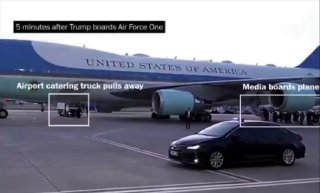 — 🇺🇸/🇹🇷/🇮🇷 צפו: צילום של הנשיא טראמפ, מוסתר בתוך עגלת מזון ומשקאות, עובר בחשאי מ-Air Force One למטוס אחר