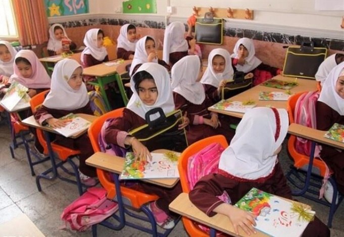 سیناپرس: جای نشستن دانش‌آموزان در کلاس چه چیزی درباره شخصیت آن‌ها می‌گوید؟انتخاب صندلی در کلاس درس شاید رفتاری ساده و روزمره به ن