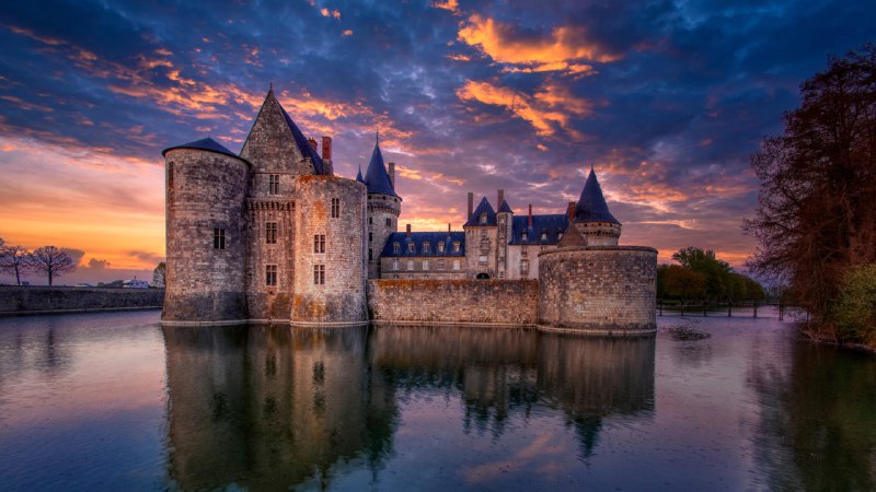 Standing strongChâteau de Sully-sur-Loire, Center-Val de Loire, France (© StockPhotoAstur/Shutterstock)