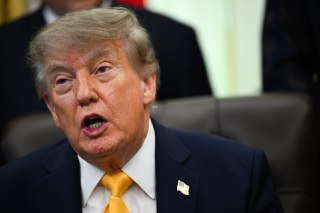 Рейтинг одобрения Трампа опустился до минимумаРаботу президента США Дональда Трампа одобряют 33% зарегистрированных избирателей, сообщает Financial Times. Это самый низкий результат с мая, когда издание начало проводить исследования. Среди республиканцев р