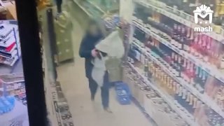 Мужчина с АК-47 зашел в супермаркет Петровского района и устроил стрельбу. К счастью, никто не пострадал. Опасного покупателя уже скрутила полиция — для этого пришлось применить табельное оружие. Теперь сотрудники выясняют, зачем он открыл огонь по полкам 