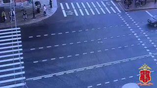 Шесть человек пострадали в ДТП на углу Невского проспекта и набережной Фонтанки – у Аничкова моста, сообщает «Фонтанка». Автомобили вылетели на тротуар.  Очевидцы рассказали RT, что один из водятлов решил проскочить на жёлтый сигнал светофора