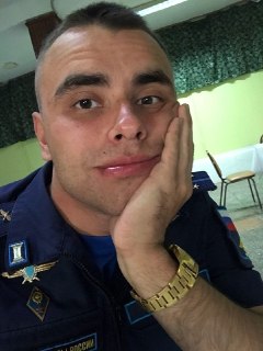 Тело Алексея Земцова — военблогера "Воевода", по данным Mash, не нашли в его квартире. Его ищут уже 11 часов, после публикации предсмертного видео в своём тг-канале.  Земцов выложил ролики вечером 15 апреля, штамповал их заранее с разницей в несколько дней