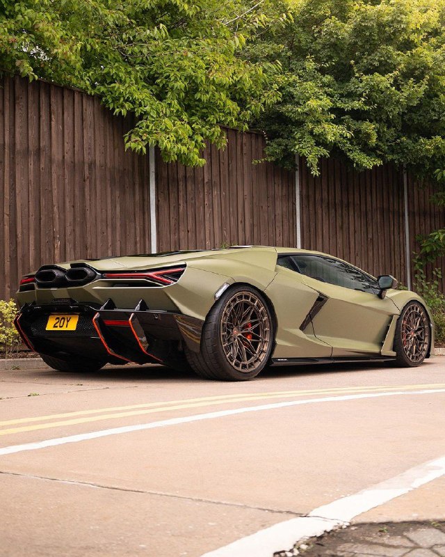 Lamborghini Revuelto 3