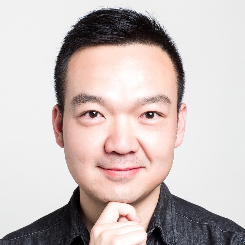 RT Bear Liu哈哈哈学会了一招用MidJourney换头，两秒就可以换任何头像，效果很不错！而且除了MidJourney之外无须其他费用！回想我20年前大学里装盗版Photoshop，第一件学的事情就是换头，轮回啊轮回