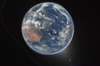 NASA опубликовало фотографию серпа Земли, сделанную в первый день полета миссии «Артемида-2» камерой, установленной на солнечной батарее корабля «Орион».  Ожидается, что 6 апреля астронавты сделают снимки Луны и представят свои наблюдения лунной поверхност