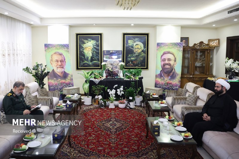 خبرگزاری مهر: 📸 دیدار دبیر شورای عالی امنیت ملی با خانواده شهیدان لاریجانی🔺سرلشکر پاسدار محسن رضایی دبیر شورای عالی امنیت ملی سه شنبه