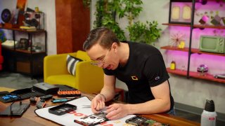Забытые технологии прошлогоNintendo выпустила новую европейскую Switch 2. Из-за местных законов в «портативке» ощутимо упростили процесс ремонта — АКБ буквально поддевается пальцем.Разобрать консоль тоже намного проще. Выйдет ли такая версия Switch 2 за пр