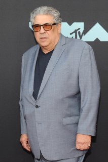 Умер звезда сериала «Клан Сопрано» Винсент ПастореОб этом сообщает TMZ. По данным СМИ, актера нашли мертвым в его резиденции в Бронксе. Причина смерти пока не установлена. Предположительно, Пасторе скончался по естественным причинам. Ему было 80 лет.Винсен