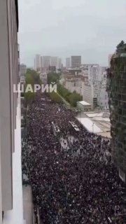 קהל מפגינים התאסף בפריז. איגודי עובדים מעריכים את מספר משתתפי המחאה ב-800 אלף. אנשים רבים יוצאים עם דגלים ס…
