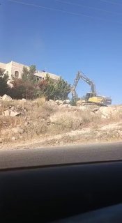 בולדוזרים ישראליים ממשיכים להרוס את ביתו של הפלסטיני עלי מחמוד סולימאן בעיירה תַקוּע, מדרום-מזרח לבית לחם…