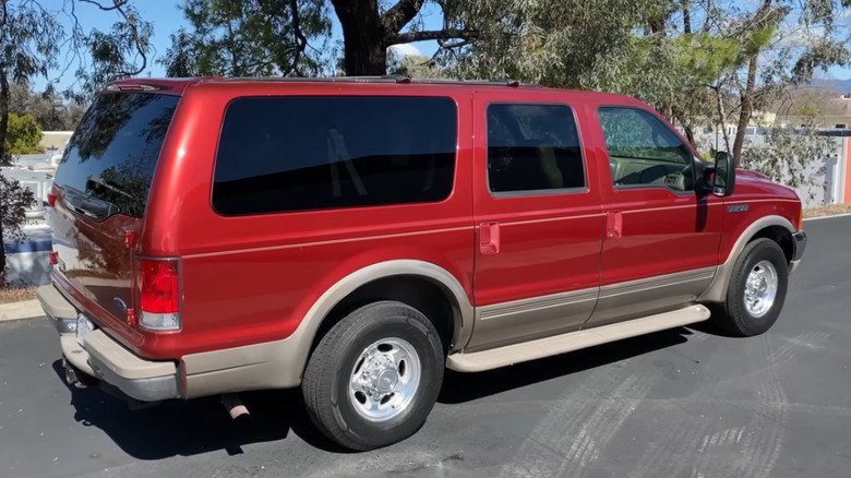 Насколько большим может быть SUV? По данным иностранных СМИ, Ford Excursion 2000 года до сих пор ост 5