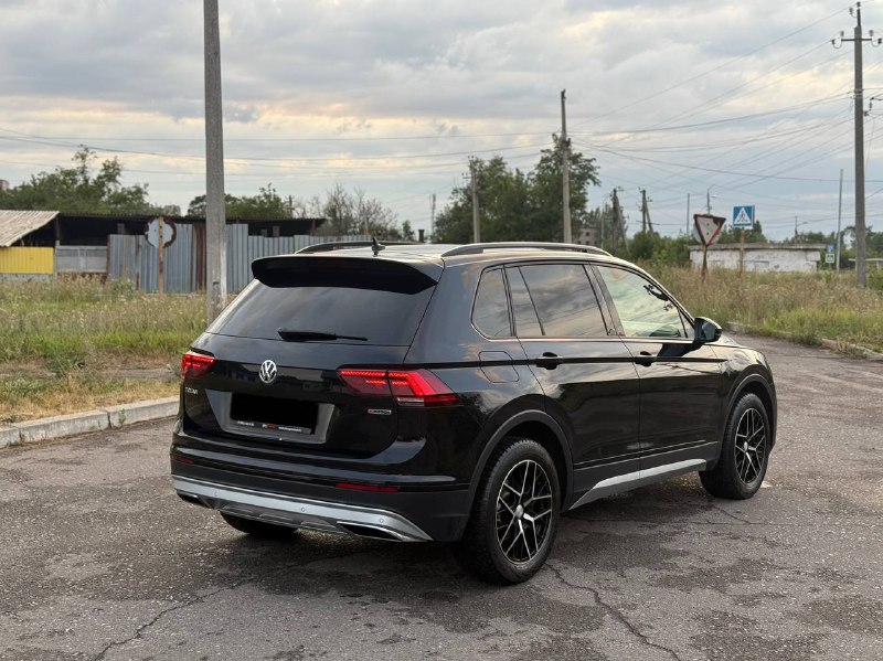 В продаже volkswagen tiguan(2020
Года)
‼️Возможна продажа в кредит‼️или обмен в обе стороны

✅Полностью в родном окрасе
✅Автомобиль в броне пленке
✅Мотор 2.0 (180 л. С)
✅Самый надежный автомат( не вариатор)
✅Максимальная комплектация(комплектация offroad)
✅Машина
Эксплуатировалась по трассе
✅По технике без вопросов. Двигатель работает ровно, коробка переключает мягко, ошибок нет.
Личный авто. Вложений не тpебует.
Полное tо в мае 2026г.
✅ Много ассистентов и дополнительных опций, саrрlаy и аndrоidаutо, топовая адаптивная оптика с вырезанием автомобилей.
✅ Зимний пакет: обогрев лобового стекла, руля, сидений, трехзонный климат контроль, обогрев зеркал, форсунок омывателя, заднего стекла.
✅ Все зоны риска (капот, бампер, фары, крылья, стойки) защищены премиальной полиуретановой бронепленкой llumаr.
✅Реальный пробег.
✅Только дилерское обслуживание масло только оригинал, каждые 5 тысяч км, масло в коробке поменяно.
✅ Без окрасов, лакокрасочное покрытие в идеальном состоянии, без царапин и сколов.
✅Без залогов, без кредитов и ограничений, без штрафов, полностью юридически чистый автомобиль.

Цена 2.595.000 торг на месте
Рассматриваю обмен в обе стороны

Номер телефона +7 949 382 2120( есть
Telegram) - фотография - 3