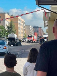 В Петербурге взорвался автомобиль, в котором находились высокопоставленный военнослужащий и его супруга, сообщает «Фонтанка».  Мужчина погиб на месте, за жизнь женщины борются врачи, им обоим оторвало ноги, пишет издание.  По предварительным данным, сработ