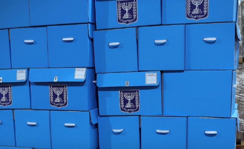 בישראל נספרו כ-90% מהקולות, אך לאף קואליציה אין מספיק מנדטים לשלוט בכנסת; המפלגות הערביות שומרות על השפעתן.