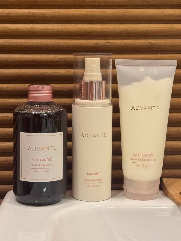 Рубрика «Туева пробует»Недавно SENECA прислали мне миниатюры израильского бренда QIQI — одного из тех, которые я рассматриваю для работы в мастерской. Мои первые впечатления:упаковка — авангард;тактильные ощущения — очень даже тач)аромат — свежий, йогуртовый, отдаленно цветочный;текстура — плотная, таящая;и самое важное — результат!Сегодня наше первое знакомство, поэтому пока могу сказать немного:шампунь: хорошо очищает, приятно пахнет. Как он проявит себя при постоянном использовании — посмотрим со временем;кондиционер: вот тут я была искренне поражена! Настолько плотного кондиционирования я не ощущала давно. До этого сравнимый эффект давала только маска Dark Oil от Sebastian Professional, которая, к сожалению, недоступна в России;Маску я пока не пробовала — сегодня мои волосы в ней просто не нуждались.Тестирование продолжается в течение двух недель, и я обязательно буду делиться результатами. P.S. хочу упомянуть японский бренд ADVANTE, который я тестировал до этого. Это настоящая находка из премиум-сегмента для тех, кто ценит безупречное качество, изысканный аромат и спокойный, минималистичный дизайн.Рубрика «Туева пробует»Недавно SENECA прислали мне миниатюры израильского бренда QIQI — одного из тех, которые я рассматриваю для работы в мастерской. Мои первые впечатления:упаковка — авангард;тактильные ощущения — очень даже тач)аромат — свежий, йогуртовый, отдаленно цветочный;текстура — плотная, таящая;и самое важное — результат!Сегодня наше первое знакомство, поэтому пока могу сказать немного:шампунь: хорошо очищает, приятно пахнет. Как он проявит себя при постоянном использовании — посмотрим со временем;кондиционер: вот тут я была искренне поражена! Настолько плотного кондиционирования я не ощущала давно. До этого сравнимый эффект давала только маска Dark Oil от Sebastian Professional, которая, к сожалению, недоступна в России;Маску я пока не пробовала — сегодня мои волосы в ней просто не нуждались.Тестирование продолжается в течение двух недель, и я обязательно буду делиться результатами. P.S. хочу упомянуть японский бренд ADVANTE, который я тестировал до этого. Это настоящая находка из премиум-сегмента для тех, кто ценит безупречное качество, изысканный аромат и спокойный, минималистичный дизайн.