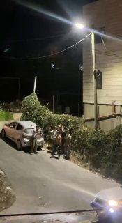 מתנחל מטיל אימה על קבוצת נערים בכניסה ליישוב בית אומר מצפון לחברון