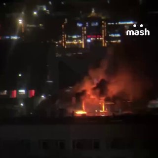 Крупный хлебозавод "Черёмушки" горит в Москве. С крыши открытое пламя, на третьем этаже задымление. Информации о пострадавших нет.Это одно из основных предприятий по производству хлеба и выпечки. Завод занимает около 10 процентов московского рынка и входит