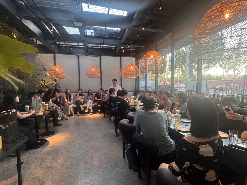 15人的锦秋小饭桌最后变成了40多人的大饭桌😻 和大家catch up 新动向外，更重要的是被感染——被大家对未来的热情和无限憧憬所感染， 被未来无限变化的可能性所感召