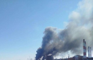 В Орске загорелись НПЗ и механический завод, сообщают очевидцы.Официальной информации пока нет.
