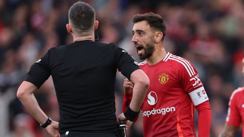 منچستریونایتد | Manchester United: 🚨برای اولین بار تو این فصل از لیگ برتر، قراره مکالمات داخل زمین بازیکنا و داورها به صورت زنده پخش بشه. این قضیه بخشی از