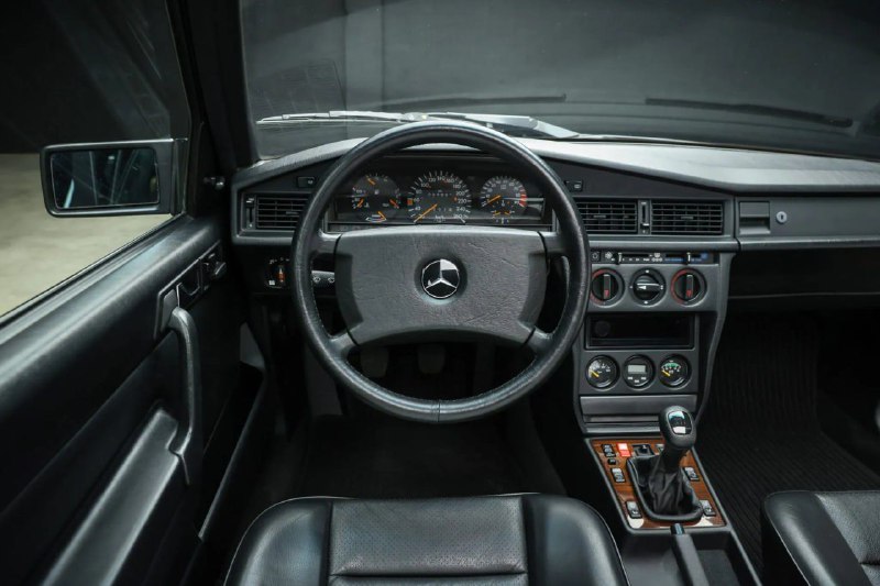 В США на аукционе продали Mercedes-Benz 190 за 328 000 долларов 3