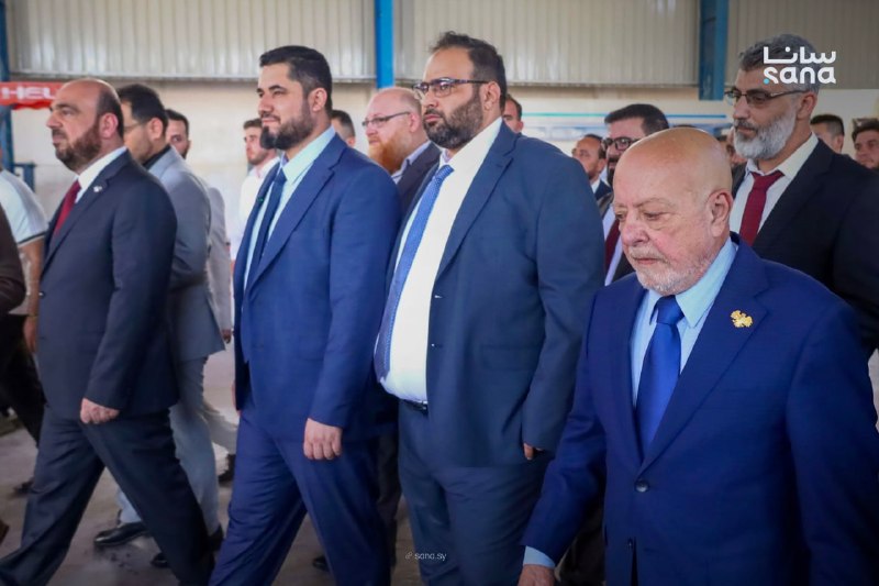 שר הכלכלה והתעשייה, מוחמד נידאל א-שער, ומושל אידליב, מוחמד עבד אל-רחמן, מסתכלים על המציאות של תהליך הייצור…