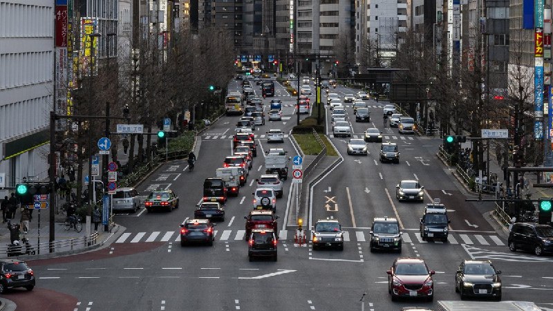 Водитель 4 часа не мог остановить разогнавшийся до...