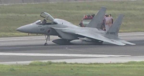 מטוס קרב F-15J השייך לחיל האוויר היפני ביצע נחיתת חירום בנמל התעופה נאהה באוקינאווה לאחר שציוד הנחיתה שלו ל…