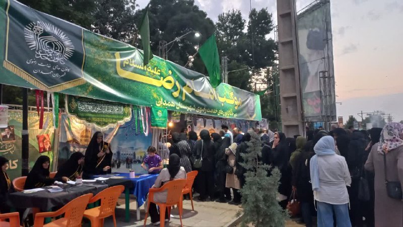 همدان نافع: پذیرایی از ۸ هزار نفر در موکب امام رضا(ع) همدانخادم یاران رضوی همدان جلوه های عشق و ارادت خود به امام رضا(ع) را به نمایش