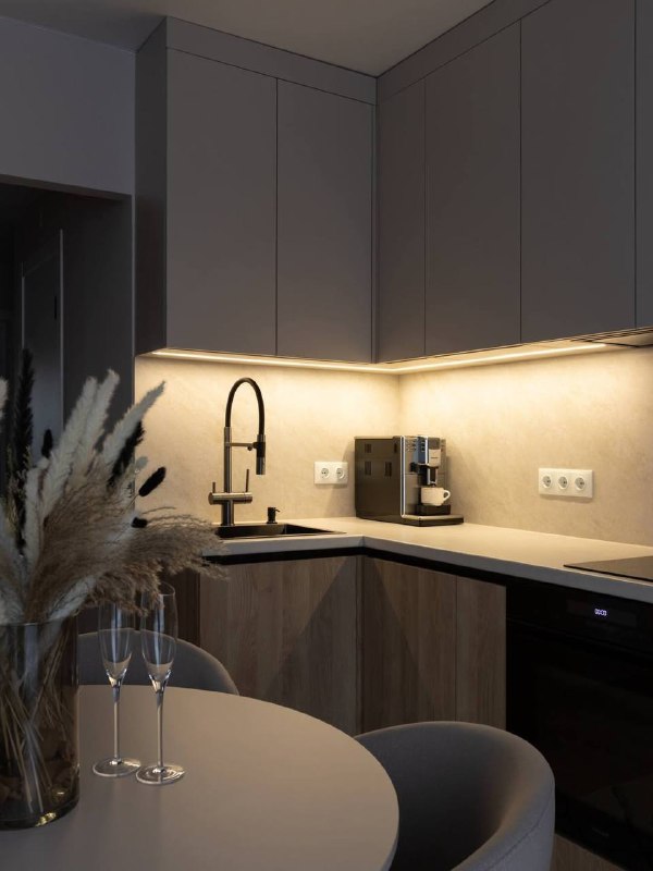 Уютная светлая квартира 50 кв.м Этот интерьер сочетает в себе максимум света и комфорта. Основу оформляет светлая цветовая палитра нежные оттенки б... - изображение 1 - светлая, уютная, квартира