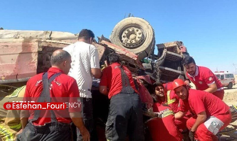 اصفهان فوری: واژگونی تانکر حامل مواد نفتی در محور کاشان ـ قم🔹سخنگوی سازمان آتشنشانی و خدمات ایمنی شهرداری کاشان از واژگونی یک دستگاه