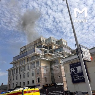 Горит ЖК "На Страстном бульваре" — один из самых элитных домов эпохи нулевых в Москве. По данным Mash, пожар начался из-за стройматериалов на верхнем этаже, 20 человек эвакуированы. Площадь возгорания около 50 квадратов.В доме всего 35 квартир на восемь эт
