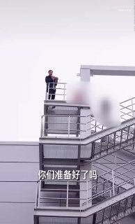 Гендиректор Xiaomi сбросил арбуз с 6-го этажа, чтобы показать безопасность аккум