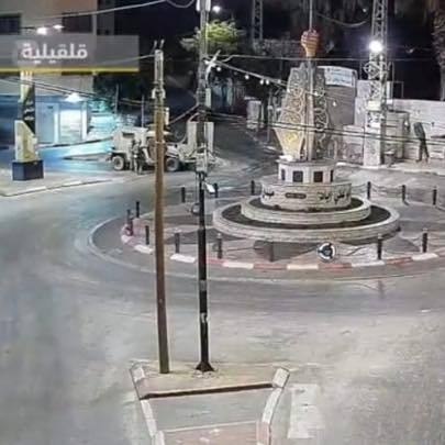 חלק מכוחות הכיבוש מסתערים על מרכז העיר קלקיליה