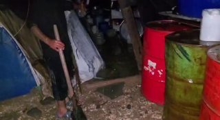 סופות כבדות ומשקעים סחפו את אוהלי העקורים מסרי קאני במחנה וושוקאני בהסקקה. משפחות עקורים עומדות בפני סכנה ח…
