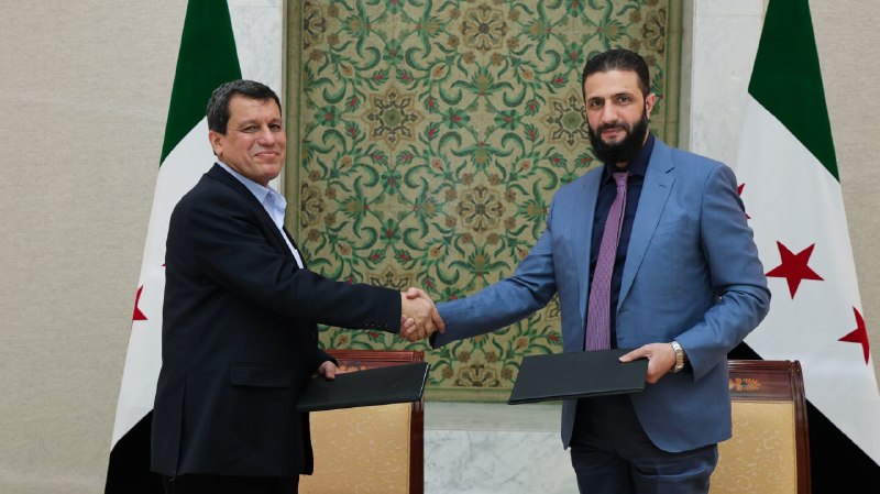 اخبار جنگ ایران امریکا: 🇸🇾〰️ نیروهای دموکراتیک سوریه (SDF) که توسط کردها رهبری میشوند، اعلام کردند که ادغام نهادهای نظامی، امنیتی و مدنی خود را