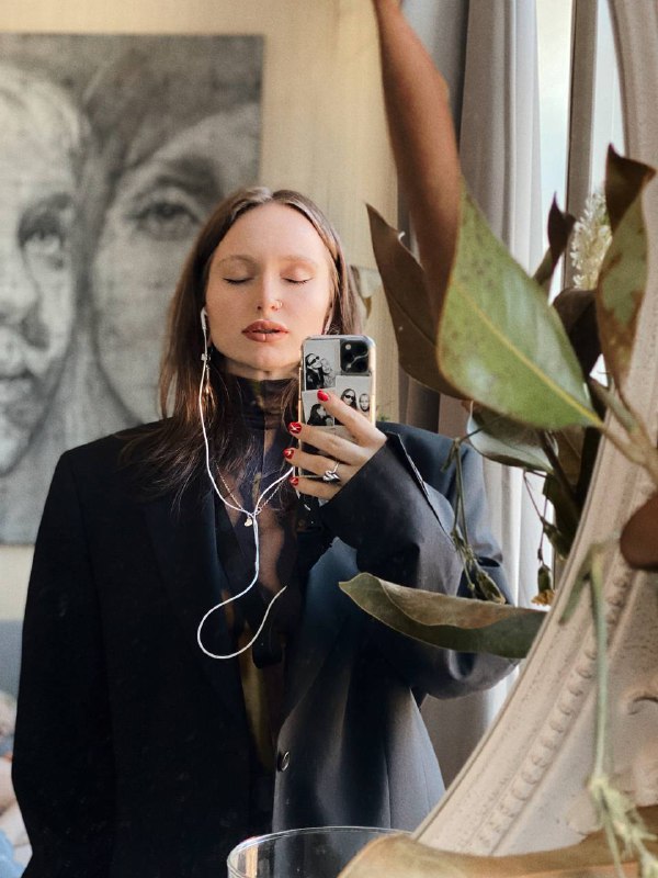 СОЦ СЕТИОтсутствие соц сетей с новостями и картинками - это другой мир. Так мне говорили, и оказались правы. Это другой мир, в котором есть здоровый сон и отсутствие тревоги. Не знаю, смогла бы отказаться от них в любой другой ситуации, но сейчас Я была настроена решительно, ведь надо сохранять здравый смысл и спокойствие ума. Почти вся информация о «спец операции» и русофобии стихла, пришло время возвращаться. Но с новым распределением себя. В телеграмме будут Я и закулисье, а в запрещенке продолжаются портфолио и поиск моделей.