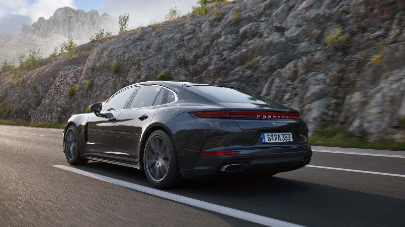 Компания Porsche AG провела в Шанхае официальную презентацию «четырехдверного купе» Panamera нового, 3
