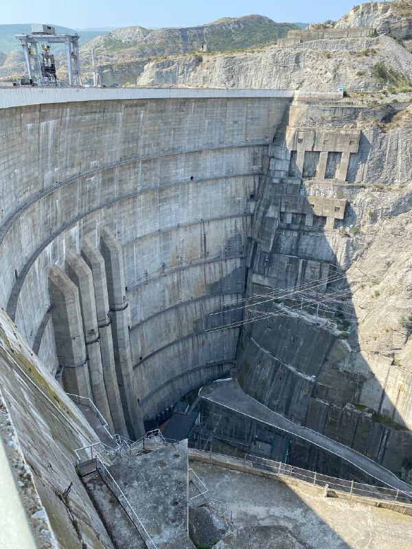 В кратер генератора гидроагрегата №3 на Чиркейской ГЭС установлен новый ротор весом 617 тонн и диаметром около девяти метров. фото