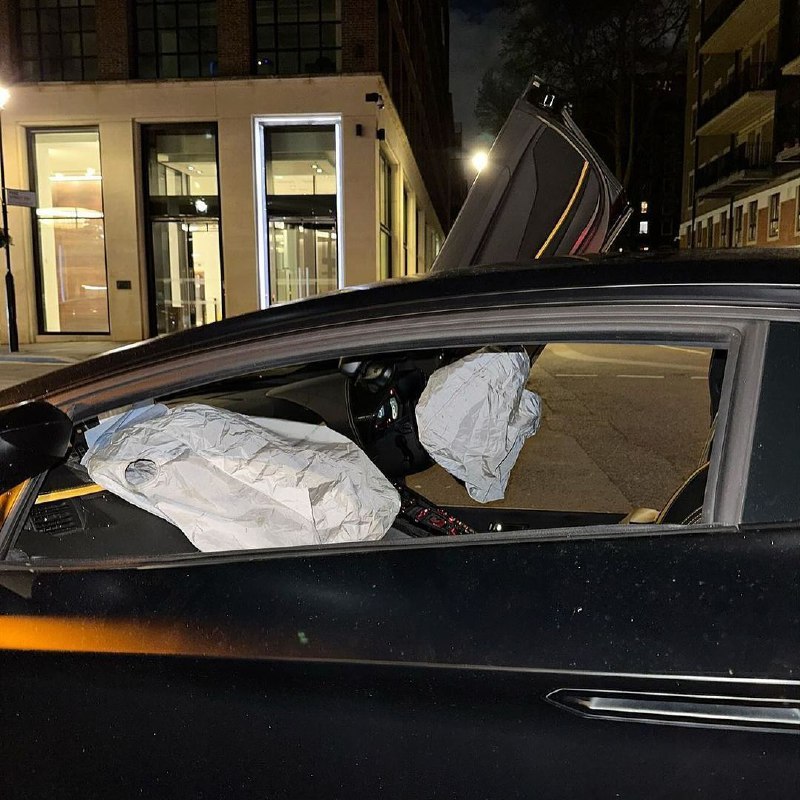Lamborghini Aventador S повстречался с лондонским кэбом 3